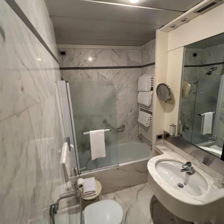 Sure Hotel by Best Western Milano - Camera Familiare con 2 Letti Queen Size e Camere Comunicanti - Non Fumatori - 4