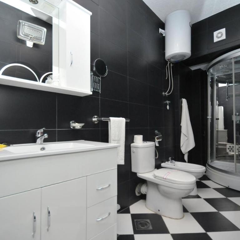 Hotel Oaza - Dvokrevetna Soba sa Bračnim Krevetom i Balkonom - 9
