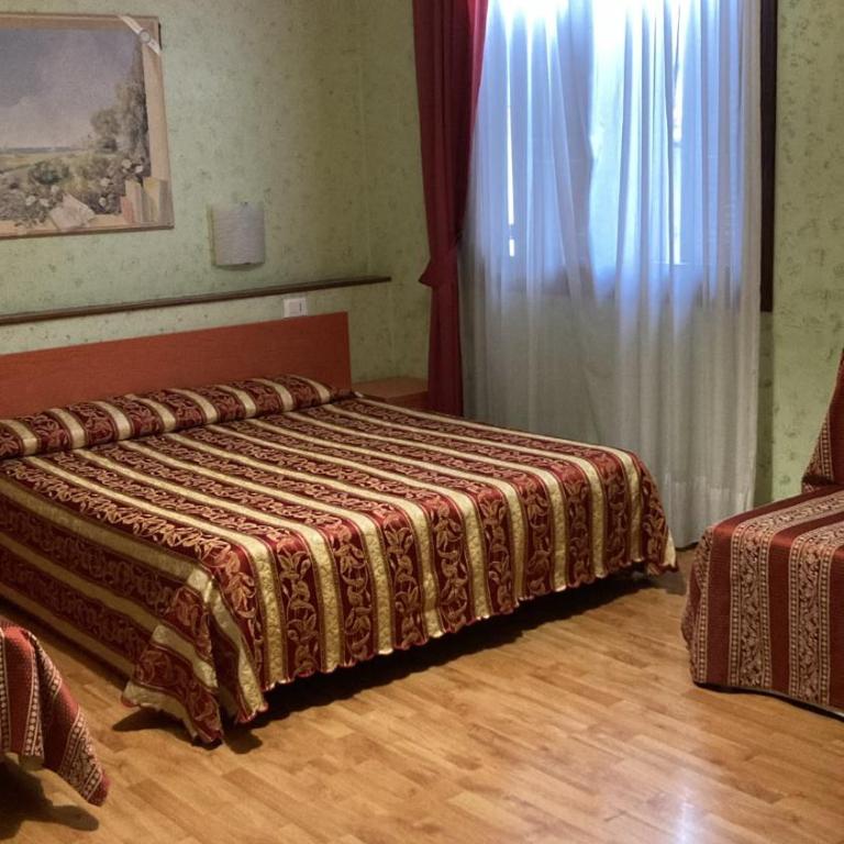 Hotel Benaco - Camera Quadrupla Economy - 2