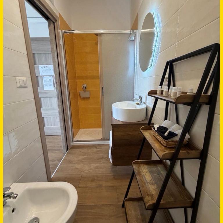 Yoyo House Luxury Napoli - Camera Tripla Deluxe con Vista Mare - 26