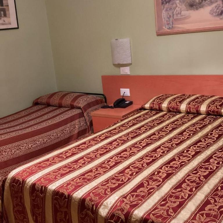 Hotel Benaco - Camera Tripla Economy - 2