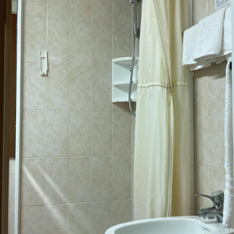 Hotel Benaco - Camera Tripla Economy - 3