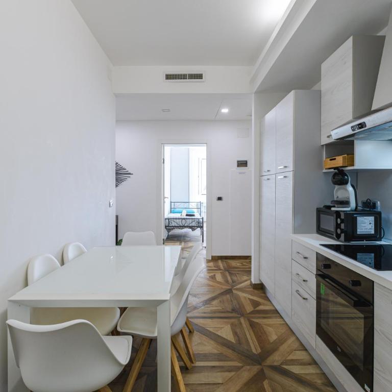 Prisma Suite, A due Passi dalla Stazione - Appartamento Deluxe con 3 Camere da Letto - 1