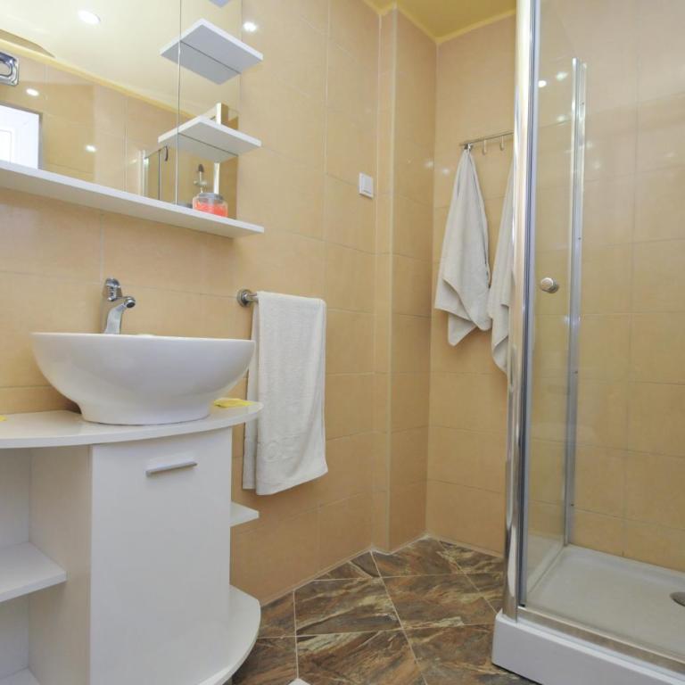 Hotel Oaza - Dvokrevetna Soba sa Bračnim Krevetom sa Balkonom i Pogledom na More - 2