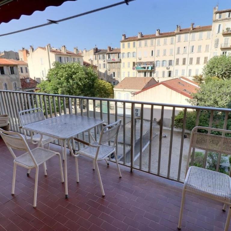 T4 ancien et spacieux - 2 balcons - Appartement - 3