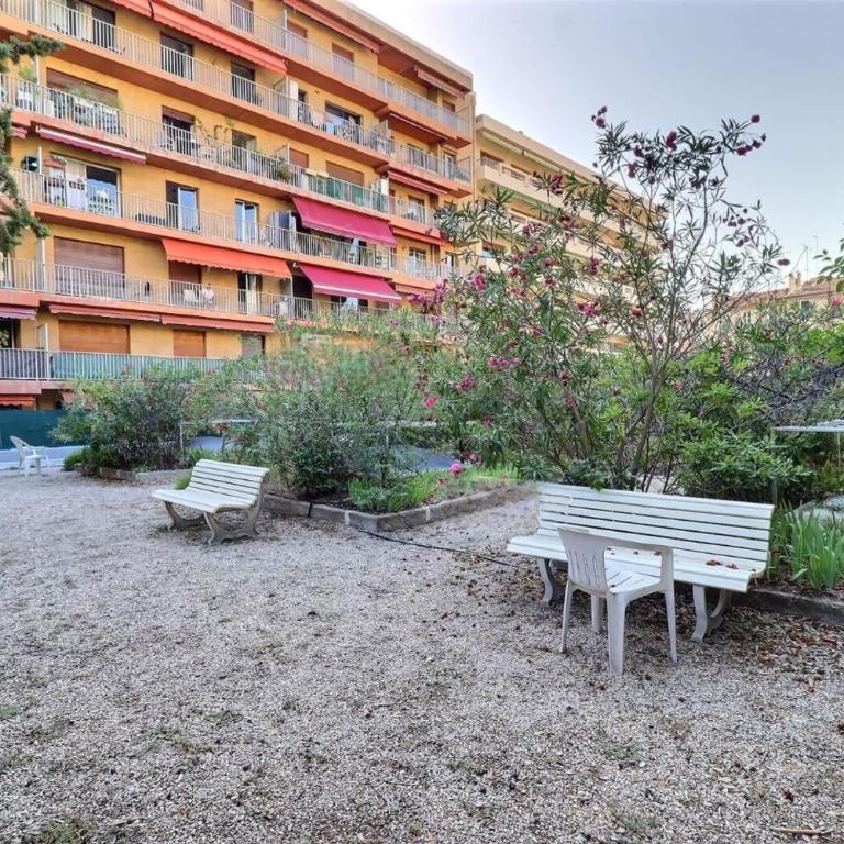 T4 ancien et spacieux - 2 balcons - Appartement - 12