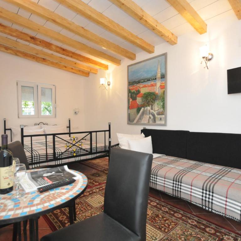 Hotel Oaza - Trokrevetna Soba sa Balkonom - 2