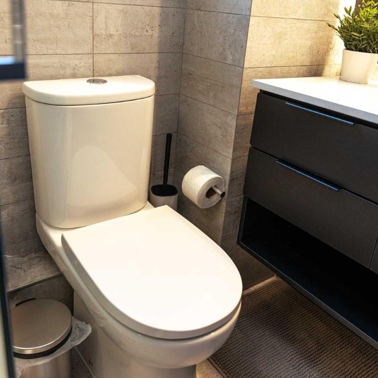 HOM 2-bed for 4 with breakfas y pool gym and parking - Apartment - 12