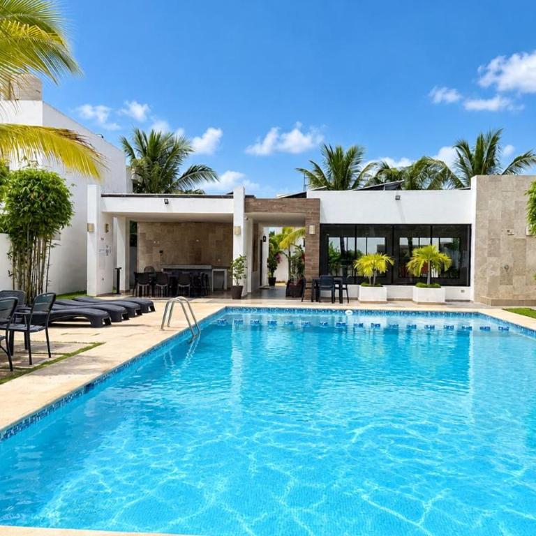 Casa 2 Niveles con 3 Albercas a 10 min de 5ta avenida y Playa - Casa de 3 dormitorios - 1