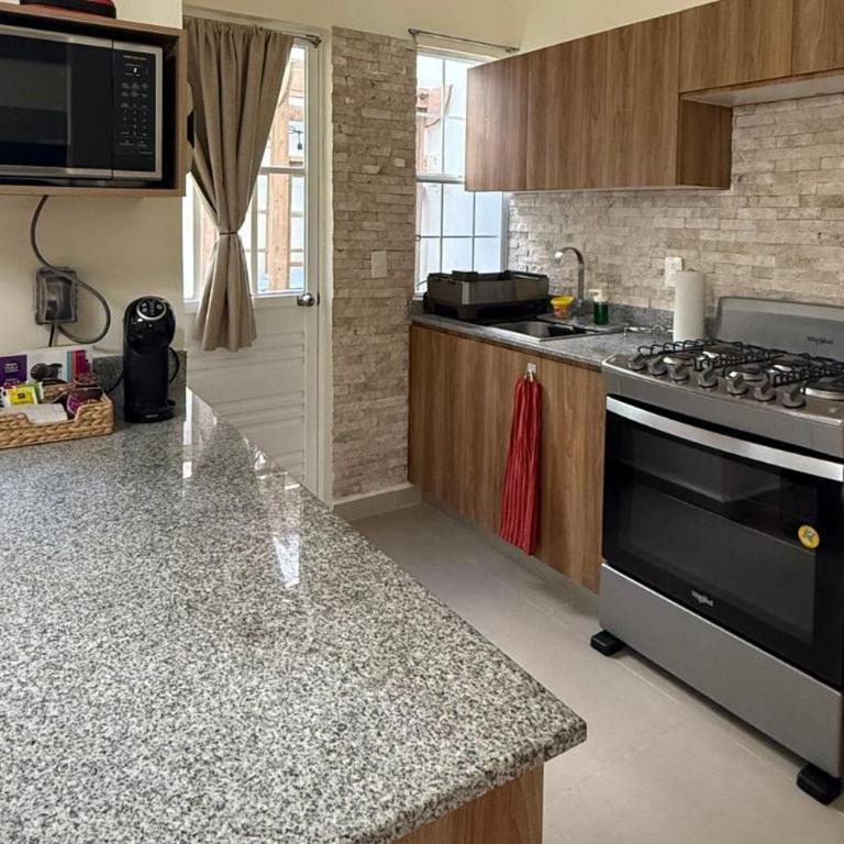 Casa 2 Niveles con 3 Albercas a 10 min de 5ta avenida y Playa - Casa de 3 dormitorios - 19