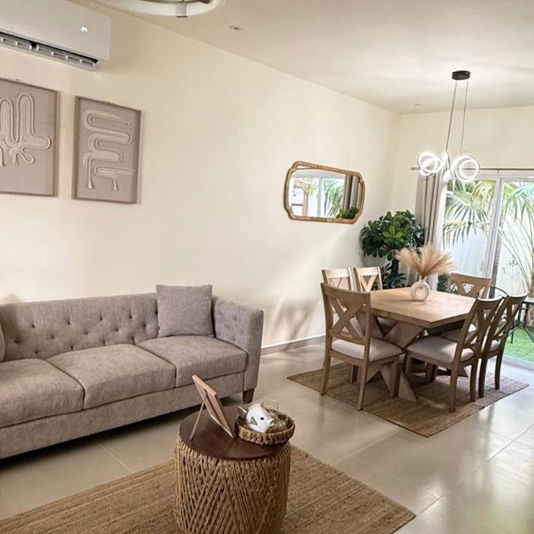 Casa 2 Niveles con 3 Albercas a 10 min de 5ta avenida y Playa - Casa de 3 dormitorios - 21