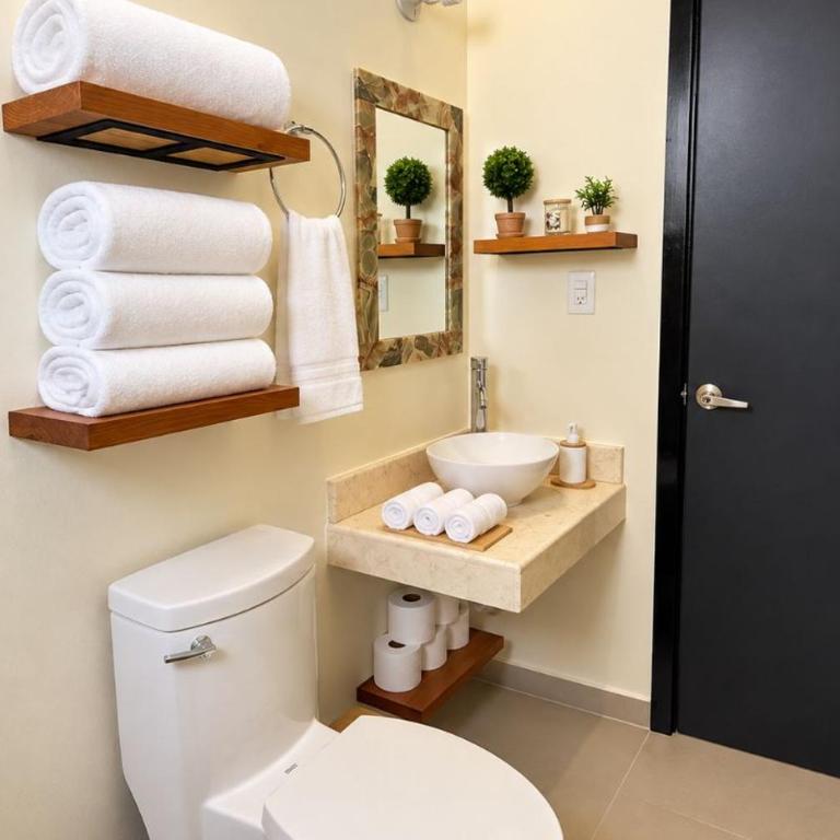 Casa 2 Niveles con 3 Albercas a 10 min de 5ta avenida y Playa - Casa de 3 dormitorios - 22