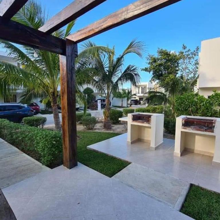 Casa 2 Niveles con 3 Albercas a 10 min de 5ta avenida y Playa - Casa de 3 dormitorios - 24