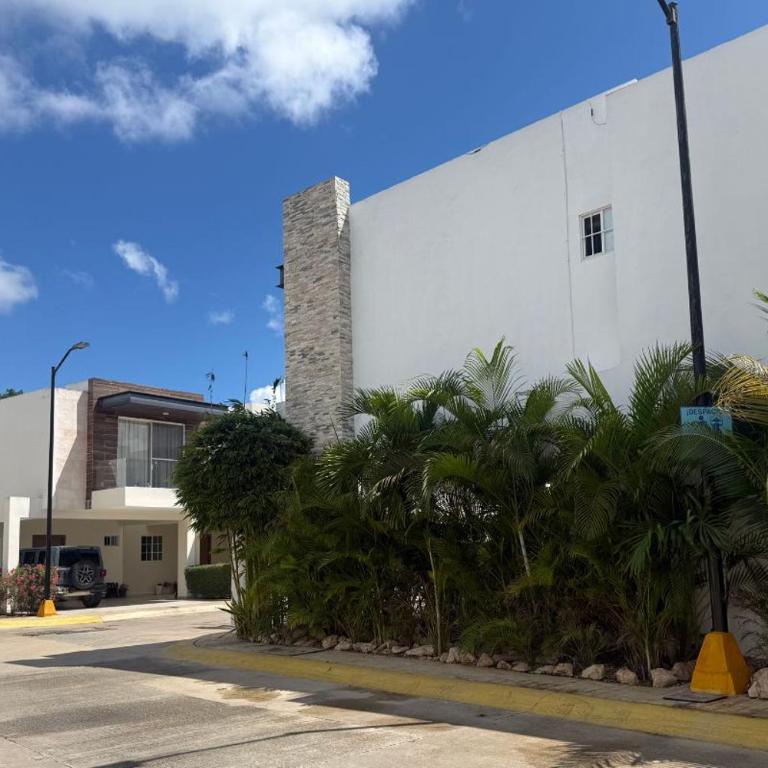Casa 2 Niveles con 3 Albercas a 10 min de 5ta avenida y Playa - Casa de 3 dormitorios - 25
