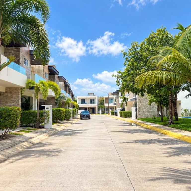 Casa 2 Niveles con 3 Albercas a 10 min de 5ta avenida y Playa - Casa de 3 dormitorios - 31