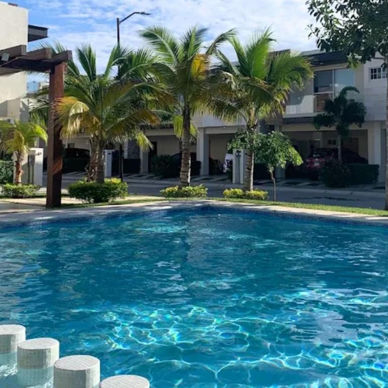 Casa 2 Niveles con 3 Albercas a 10 min de 5ta avenida y Playa - Casa de 3 dormitorios - 35