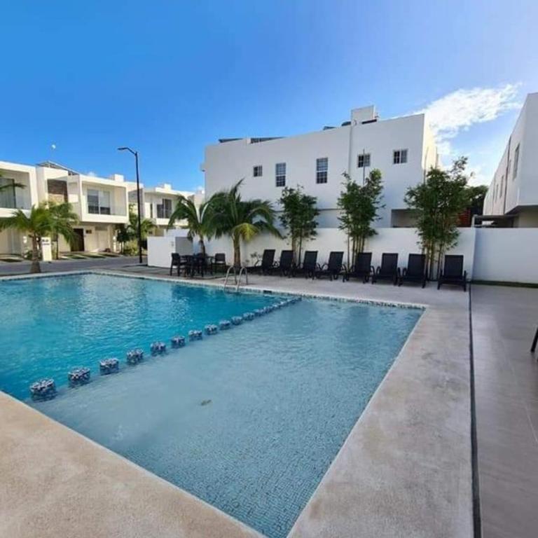 Casa 2 Niveles con 3 Albercas a 10 min de 5ta avenida y Playa - Casa de 3 dormitorios - 39