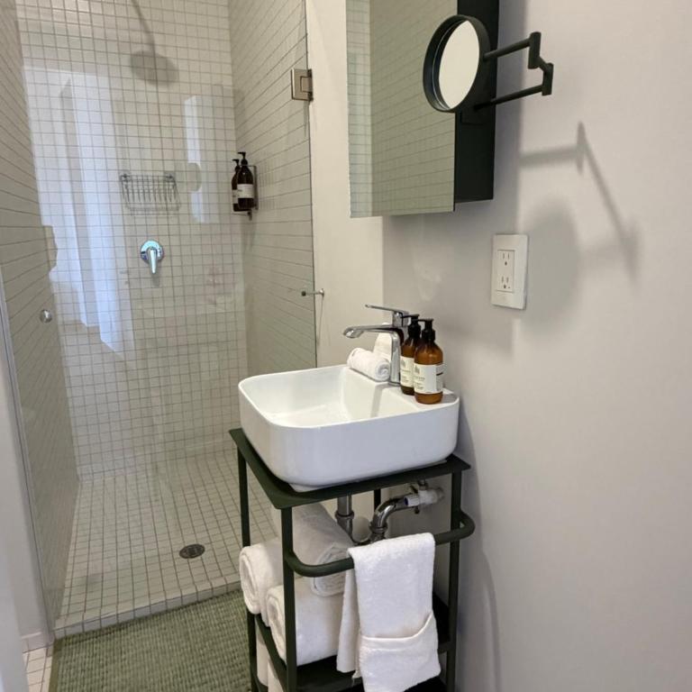 Light-Filled Loft- Fast WiFi, Pool, Gym & Security - Apartment - 16