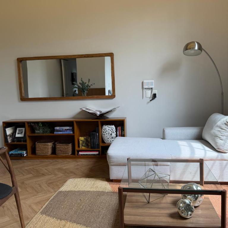 Light-Filled Loft- Fast WiFi, Pool, Gym & Security - Apartment - 13
