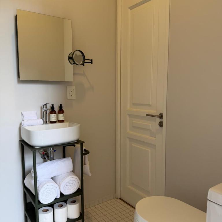 Light-Filled Loft- Fast WiFi, Pool, Gym & Security - Apartment - 15