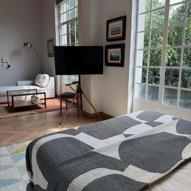 Light-Filled Loft- Fast WiFi, Pool, Gym & Security - Apartment - 11