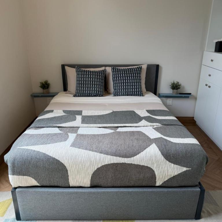 Light-Filled Loft- Fast WiFi, Pool, Gym & Security - Apartment - 10