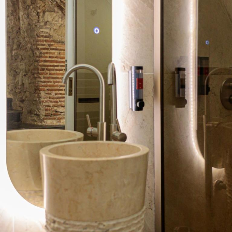 Odeon Neapolis - Historic Suites in Roman Theater - Deluxe King Room - 18