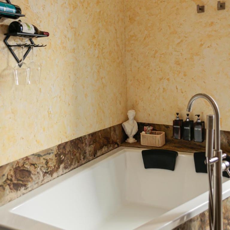 Odeon Neapolis - Historic Suites in Roman Theater - Deluxe King Room - 20
