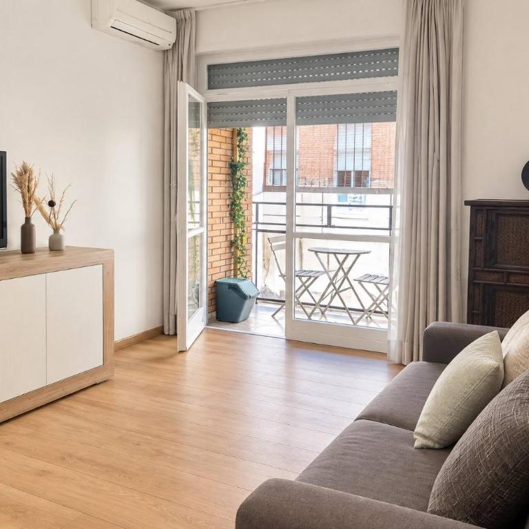 Bright 2BR, 2 Baths & Balcony near Piramide Metro - Appartamento - 1