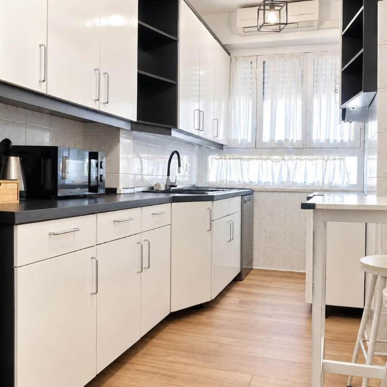 Bright 2BR, 2 Baths & Balcony near Piramide Metro - Appartamento - 3