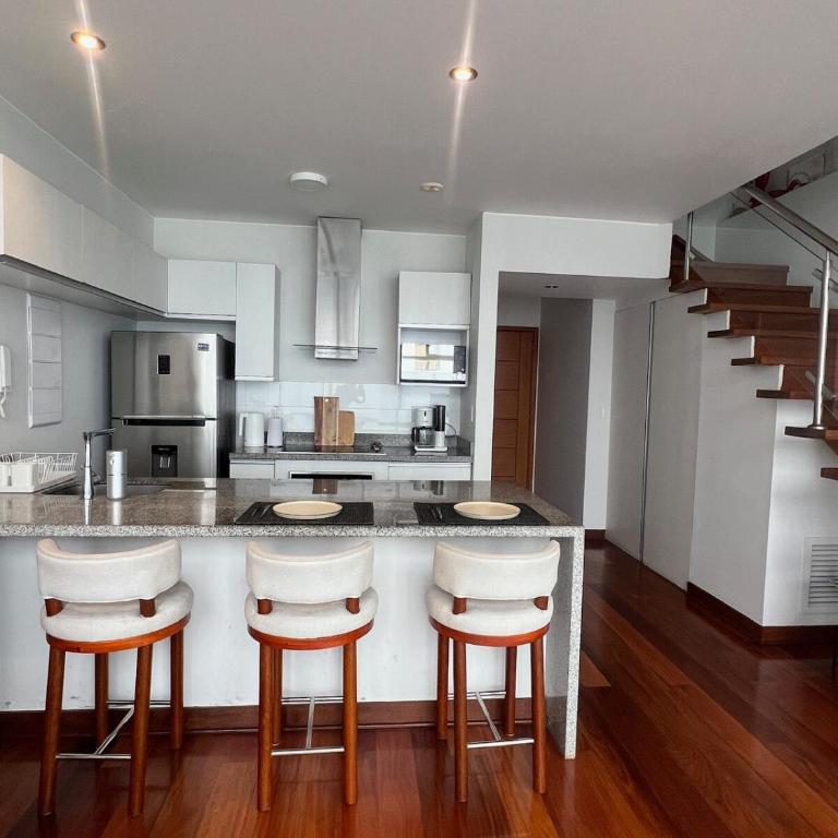 Modern 1-Bed Luxe Duplex - Room #1752800801 - 3