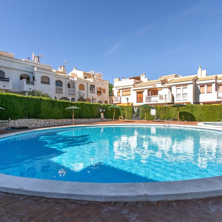 Playa, piscinas y jardines azul - Casa de 3 dormitorios - 1