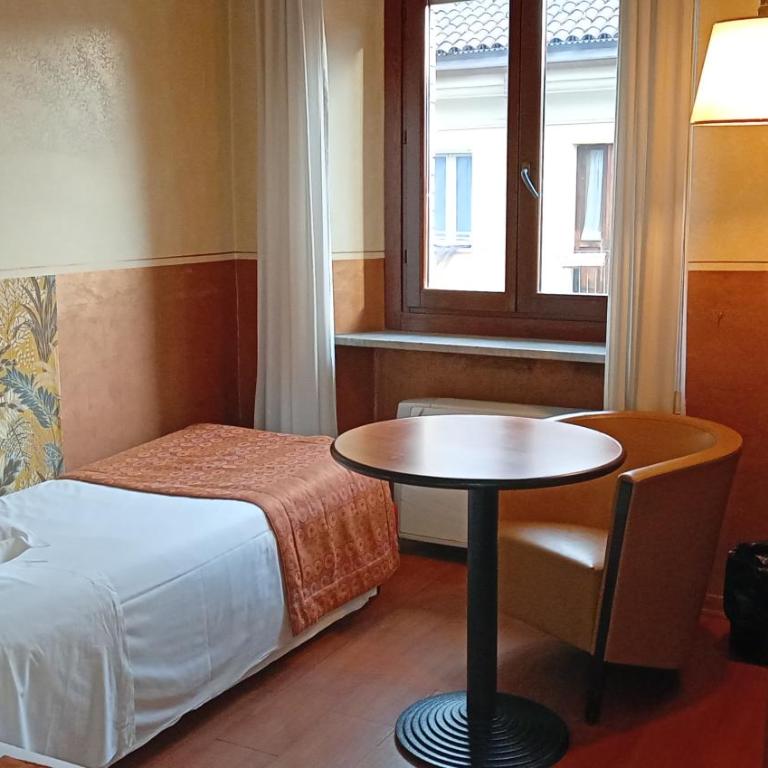 Hotel Amadeus - Camera Tripla - 5