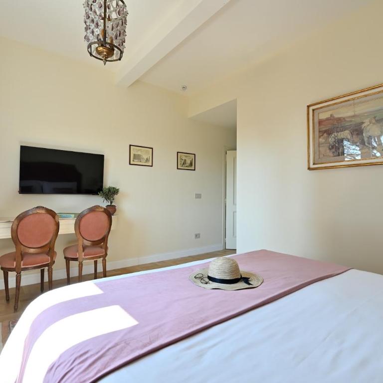 Private Tuscan Villa 17 Minutes from Florence City Centre ,Private Pool, 6 Suites & 7 Bathrooms - Villa - 52
