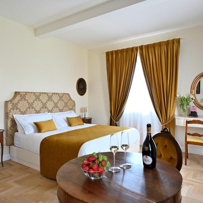 Private Tuscan Villa 17 Minutes from Florence City Centre ,Private Pool, 6 Suites & 7 Bathrooms - Villa - 25