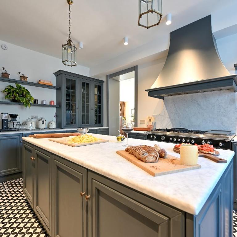 Private Tuscan Villa 17 Minutes from Florence City Centre ,Private Pool, 6 Suites & 7 Bathrooms - Villa - 23
