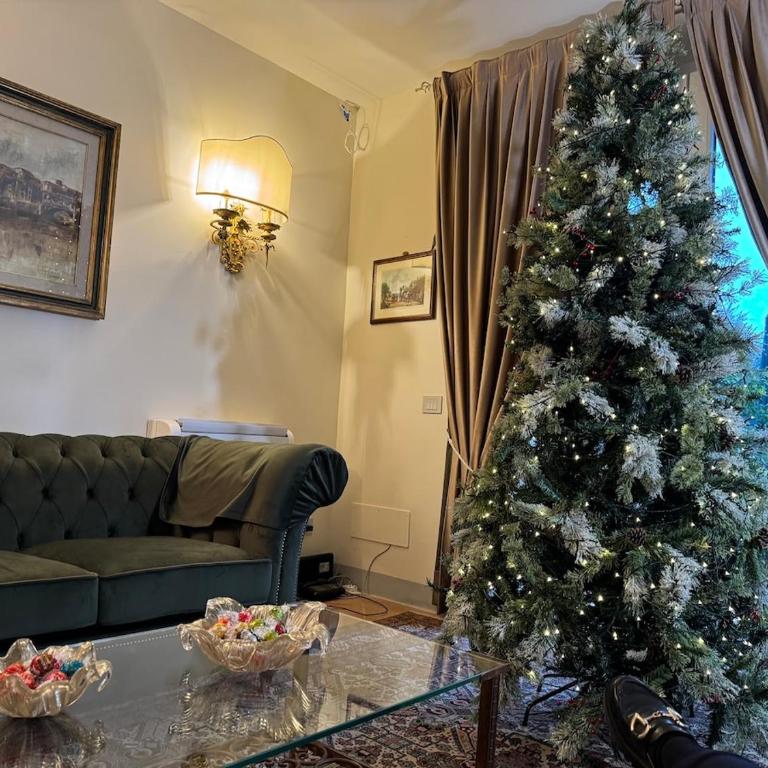 Private Tuscan Villa 17 Minutes from Florence City Centre ,Private Pool, 6 Suites & 7 Bathrooms - Villa - 7