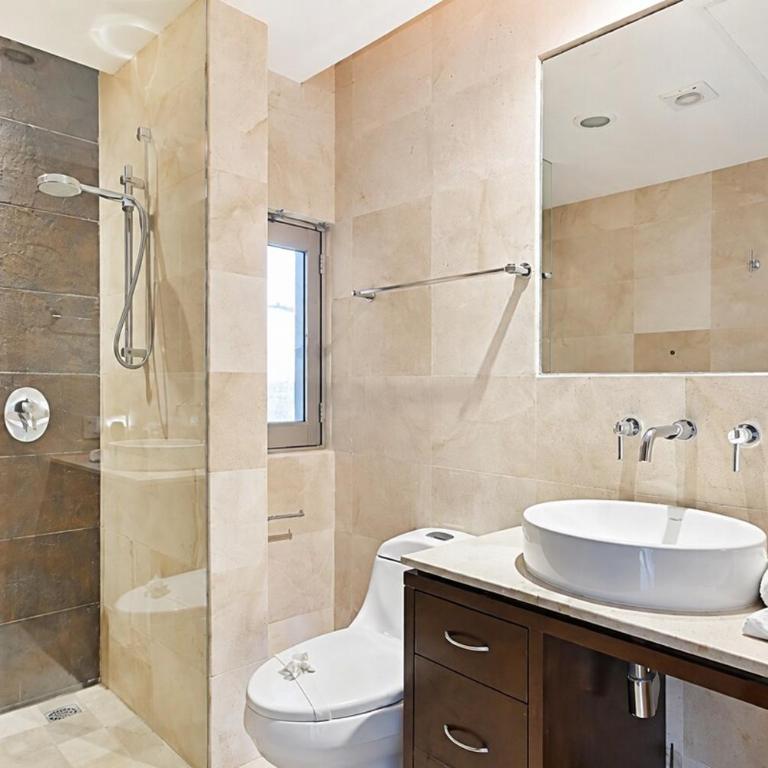 4BR 4 Bath Penthouse with Private Rooftop & Walk to Beach - Apartment mit 1 Schlafzimmer - 2