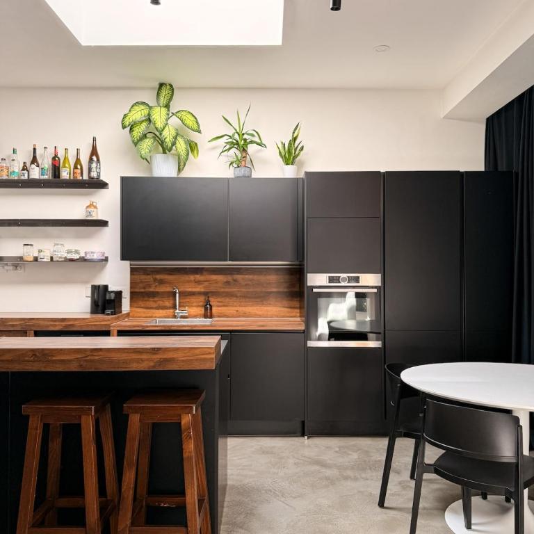 Loft Miyabi - Urban Retreat with Private Parking - Appartamento Loft con 2 Camere da Letto - 2