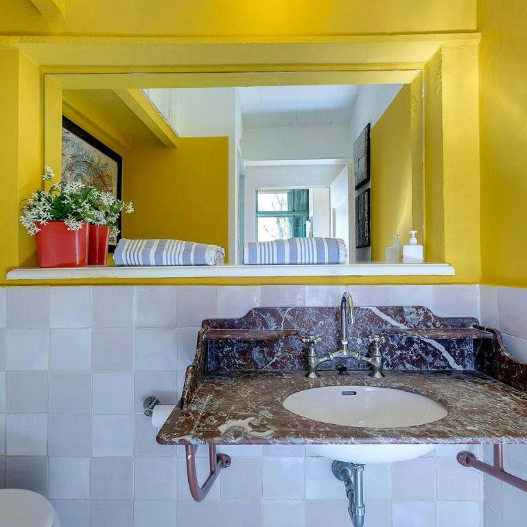 Charming hideaway in an artists' hamlet - Room #1754284901 - 13