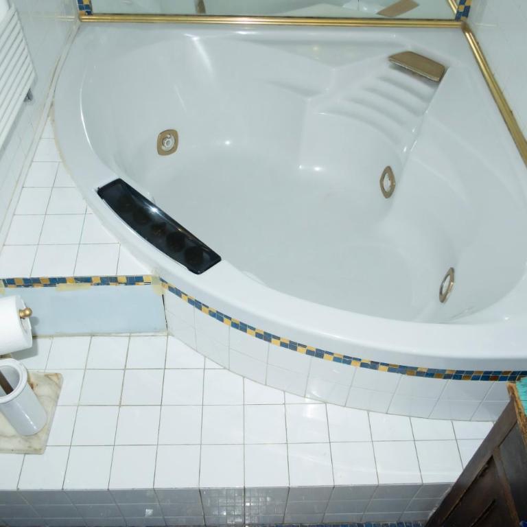 Red&Cozy Apartment with Jacuzzi in Milan Central Station - Appartement 2 Chambres - 32