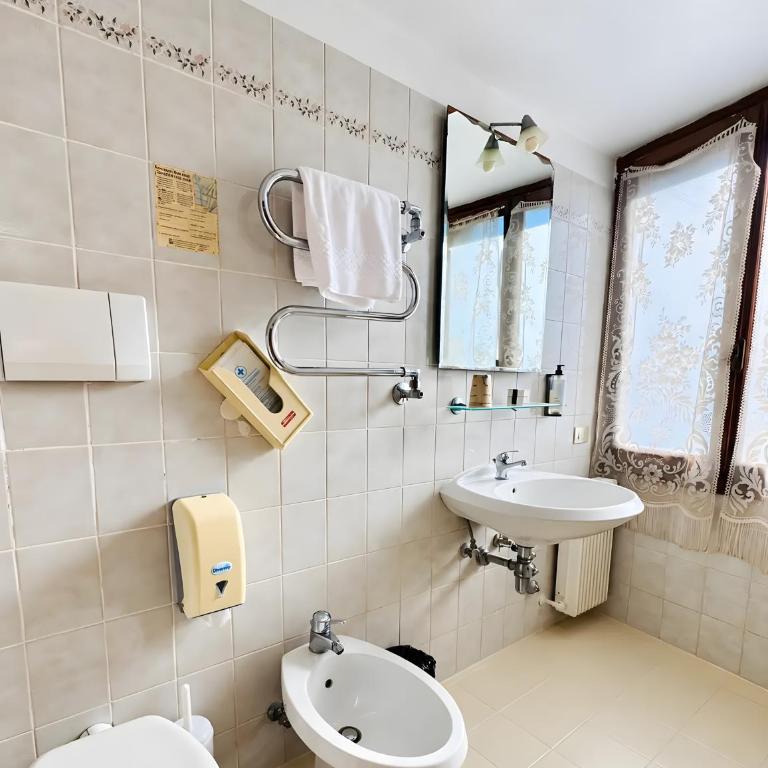 Hotel Canal Venice - Room #1754433202 - 9