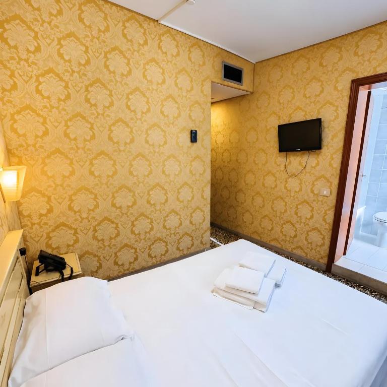 Hotel Canal Venice - Room #1754433202 - 4