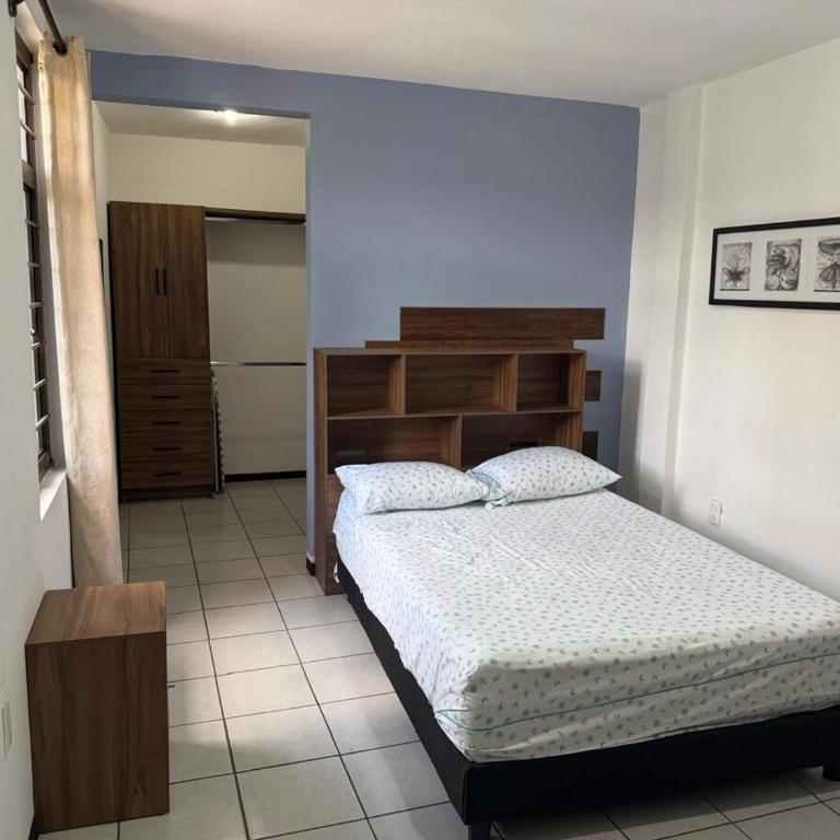 Room 2 with attached bathroom - Appartement 1 Chambre - 1