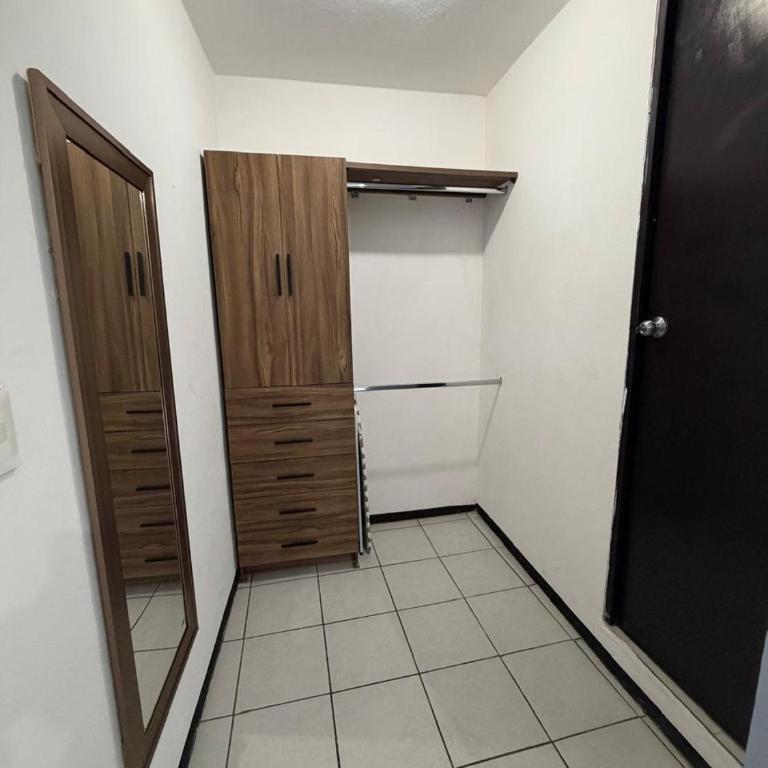 Room 2 with attached bathroom - Appartement 1 Chambre - 3