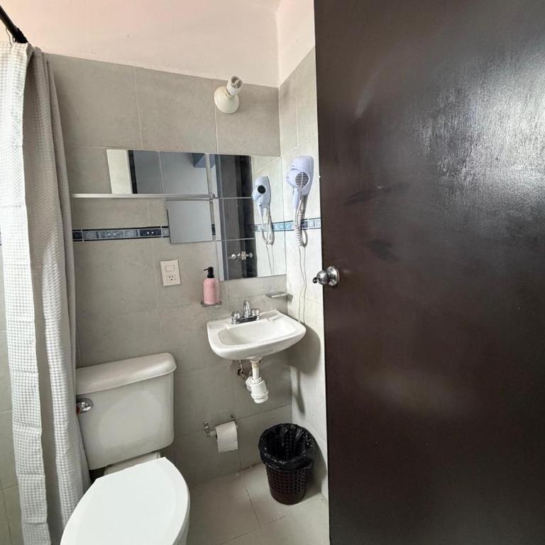 Room 2 with attached bathroom - Appartement 1 Chambre - 4
