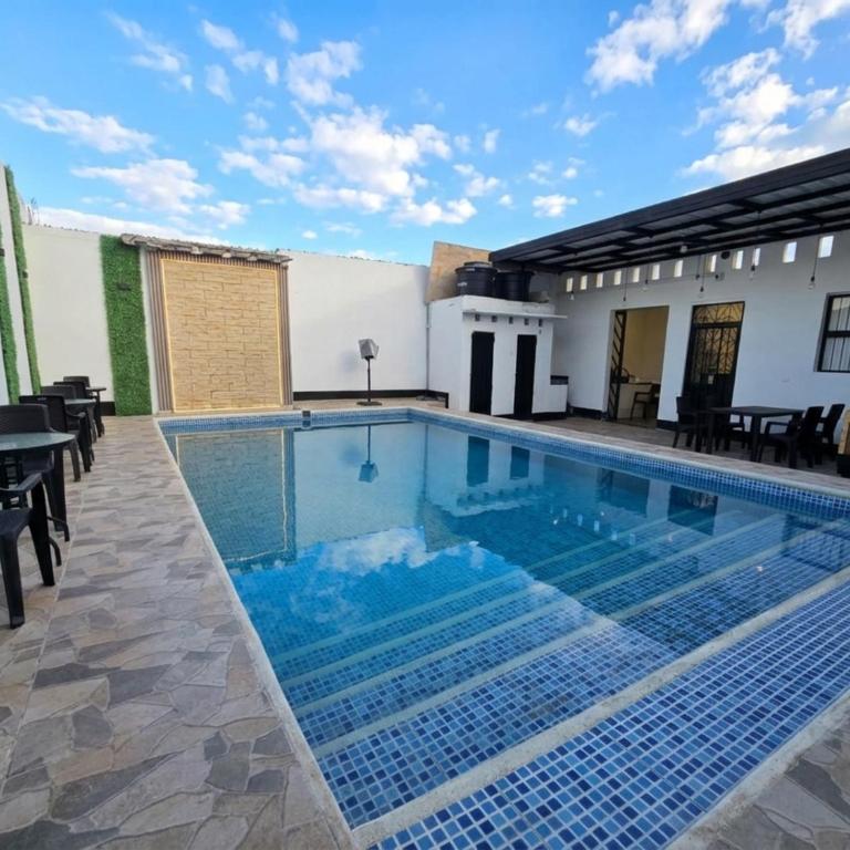 Espectacular casa con piscina privada en el centro de Girardot - Villa con piscina privada - 4
