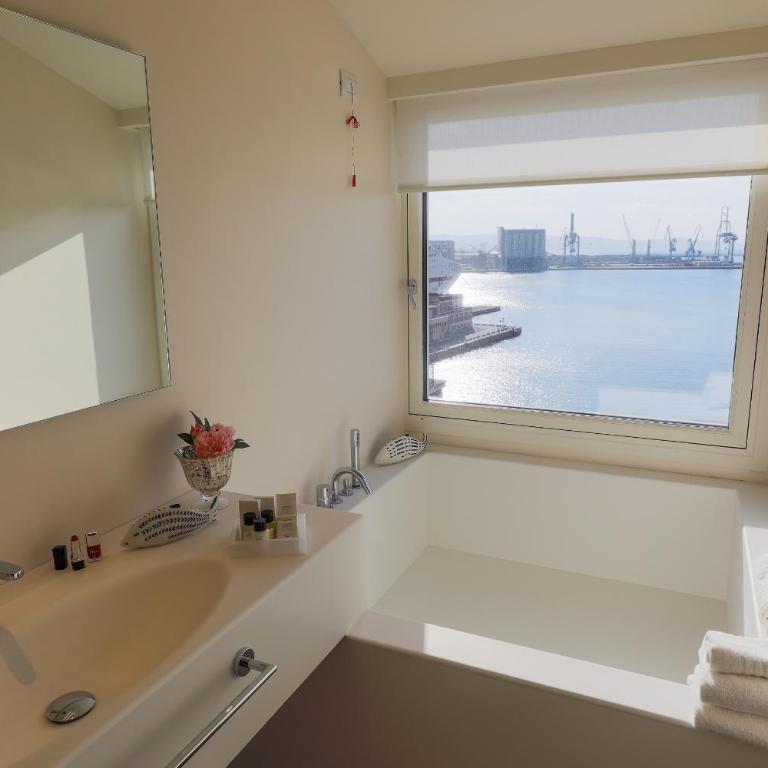 Grand Hotel Palace - Suite Miramare with Sea View - 11