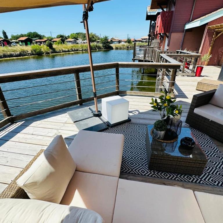House by the water near the port of Larros - Ferienhaus - 11