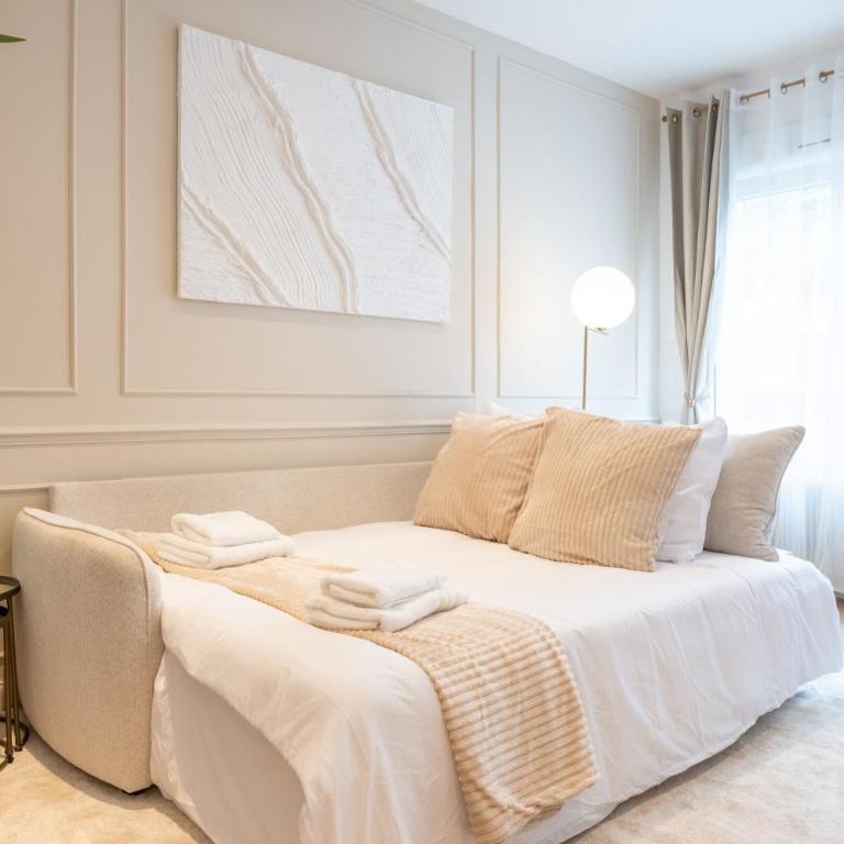 Charming House in Reims - Two-Bedroom Townhouse - 11